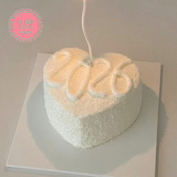 Bánh kem hình trái tim màu trắng mừng năm mới 2026