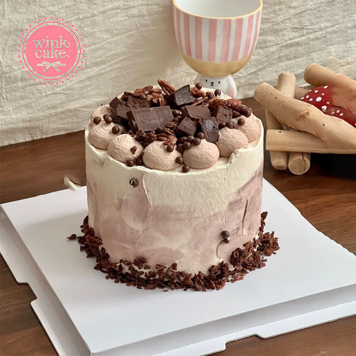 Bánh sô cô la đẹp mắt với những đồ trang trí sô cô la lớn