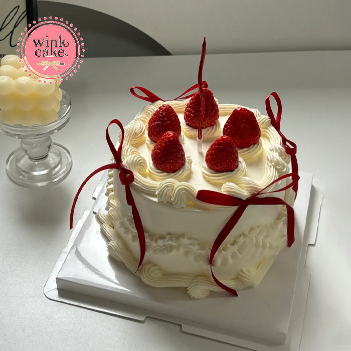 Bánh dâu tây trang trí bằng ruy băng đỏ