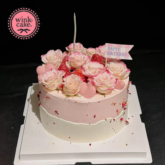 生日蛋糕、奶油蛋糕、玫瑰花、新鲜草莓、送给女朋友的礼物