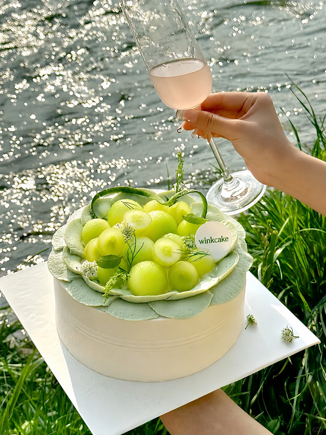 An elegant and sophisticated green grape-themed birthday cake, perfect as a gift for your girlfriend.