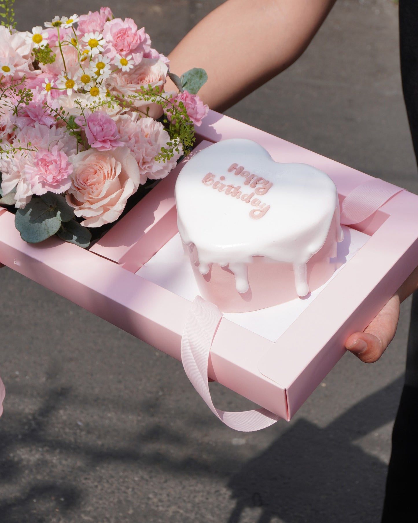 Bộ quà tặng bánh sinh nhật và hoa hồng cao cấp