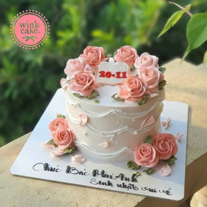 Một chiếc bánh hình bông hoa màu hồng là món quà phù hợp dành tặng thầy cô nhân ngày Nhà giáo.