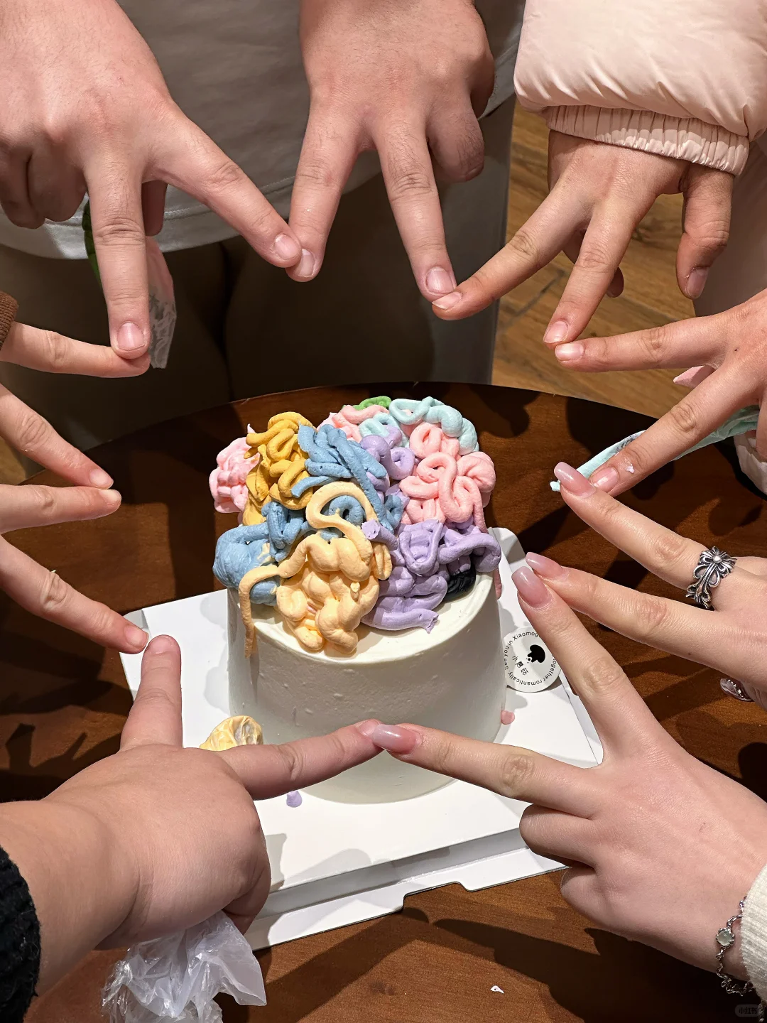 New trend in cake decorating: Freely decorate with your own style.