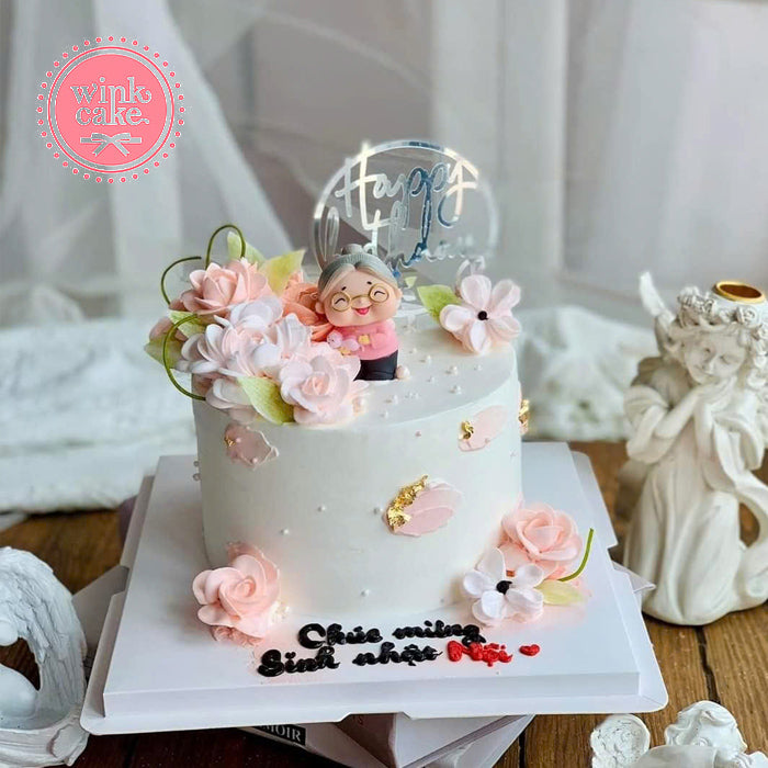 Một chiếc bánh sinh nhật có họa tiết hoa, một món quà dành cho người lớn tuổi.
