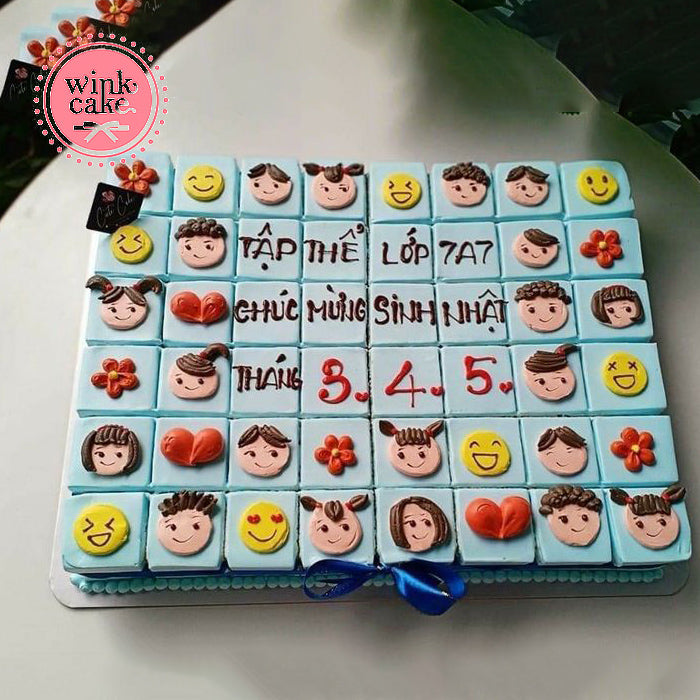 Một chiếc bánh Ngày Nhà giáo màu xanh có nhiều hình ảnh của trẻ em.