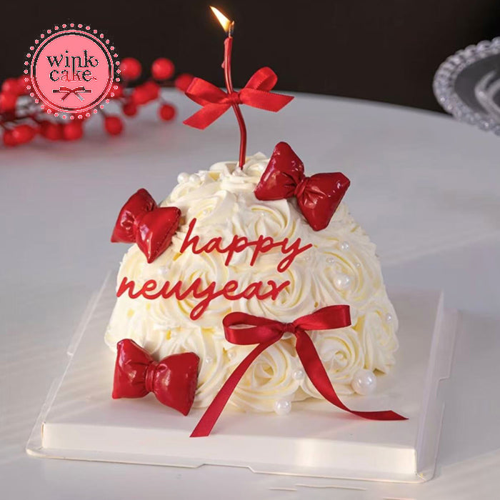 Bánh kem đón năm mới 2026 được trang trí bằng nơ.
