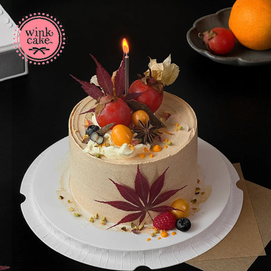 Bánh theo chủ đề mùa thu được trang trí bằng lá phong