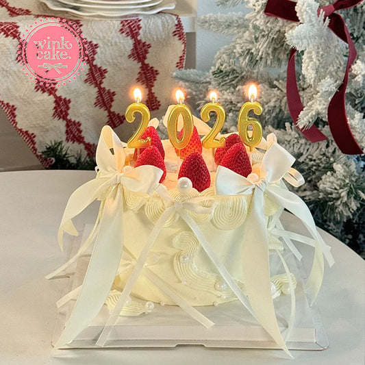 Bánh kem dâu tây trang trí ruy băng chào mừng năm mới 2026