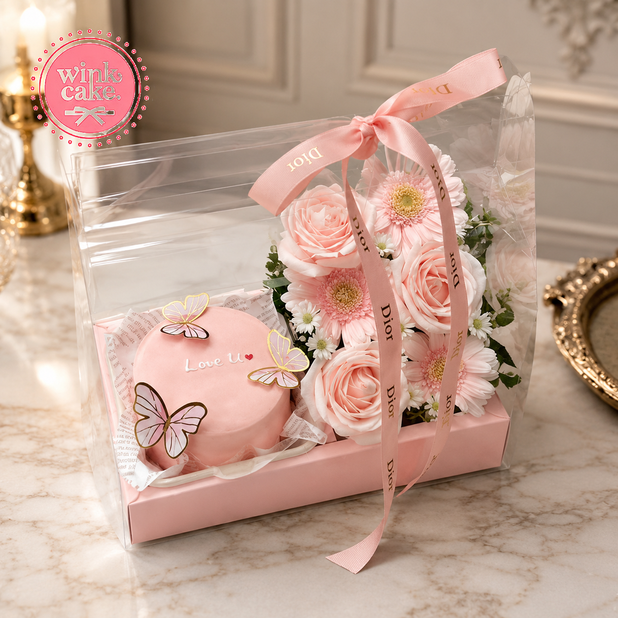 礼盒内含蛋糕、鲜花、粉色蝴蝶，浪漫温馨。