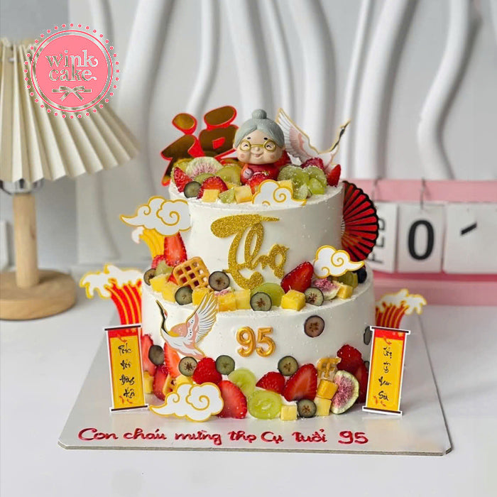 Bánh sinh nhật hai tầng dành cho người cao tuổi.