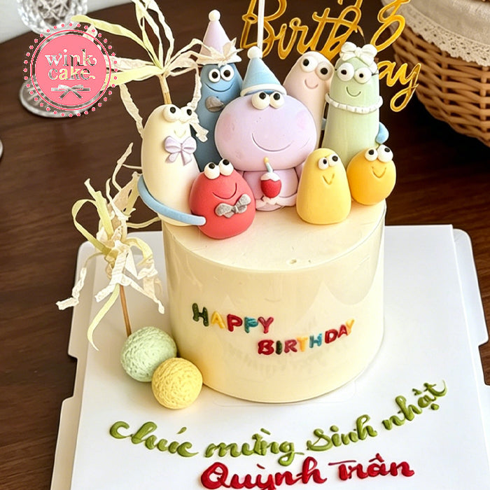 Cute cakes featuring finger-shaped characters depicting family portraits.