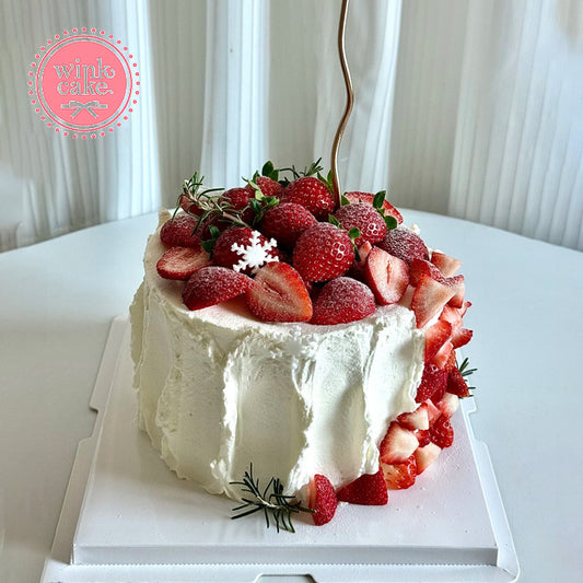 Bánh dâu tây được trang trí với rất nhiều dâu tây