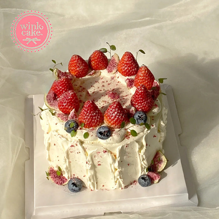 Bánh dâu tây trang trí bằng dâu tây và trang trí bằng quả sung