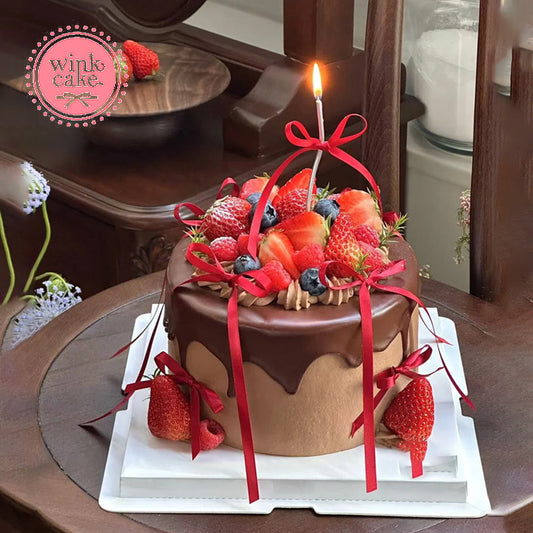 Bánh dâu tây sô cô la trang trí bằng ruy băng đỏ