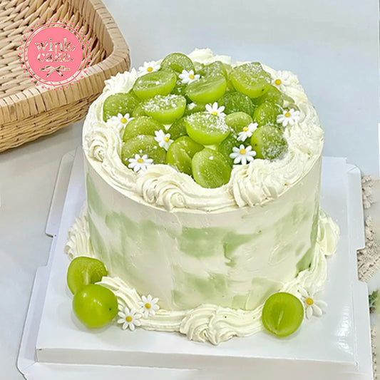 用新鲜葡萄装饰的生日蛋糕