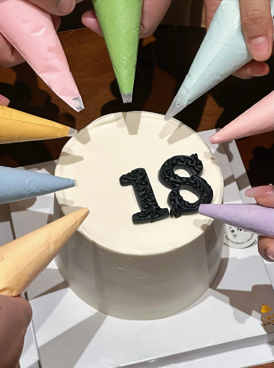 New trend in cake decorating: Freely decorate with your own style.