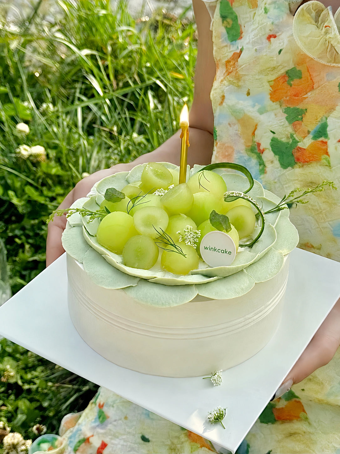 An elegant and sophisticated green grape-themed birthday cake, perfect as a gift for your girlfriend.