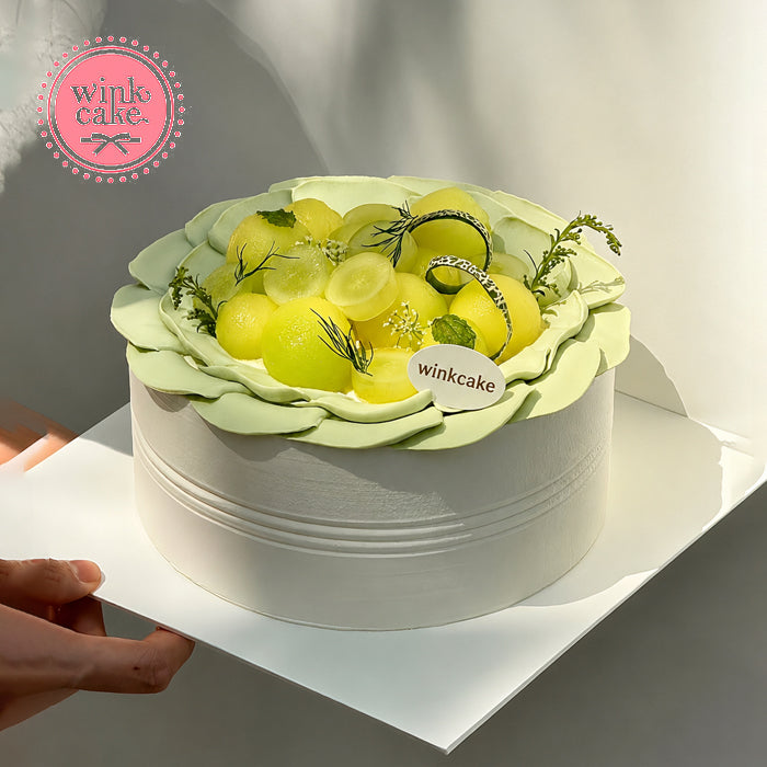 An elegant and sophisticated green grape-themed birthday cake, perfect as a gift for your girlfriend.