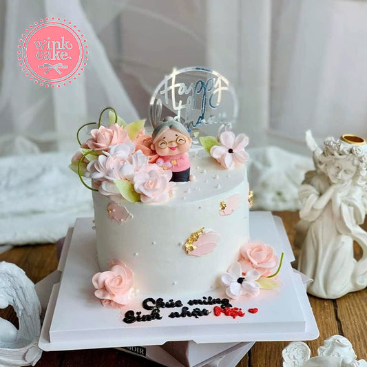 Một chiếc bánh sinh nhật có họa tiết hoa, một món quà dành cho người lớn tuổi.