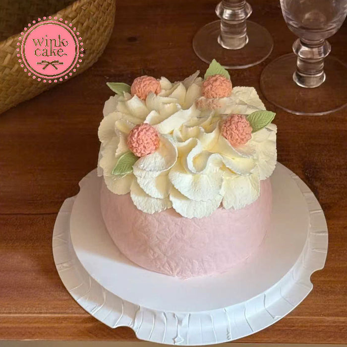 一款可爱的淡粉色蛋糕