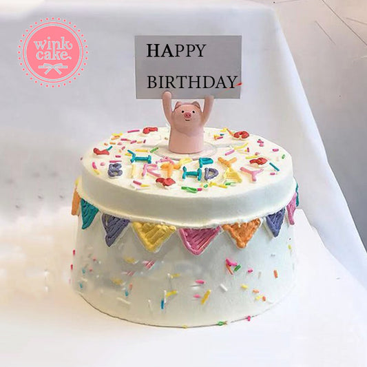 Bánh kem Bánh sinh nhật tặng Bé Heo con cầm bảng Happy Birthday WinkCake