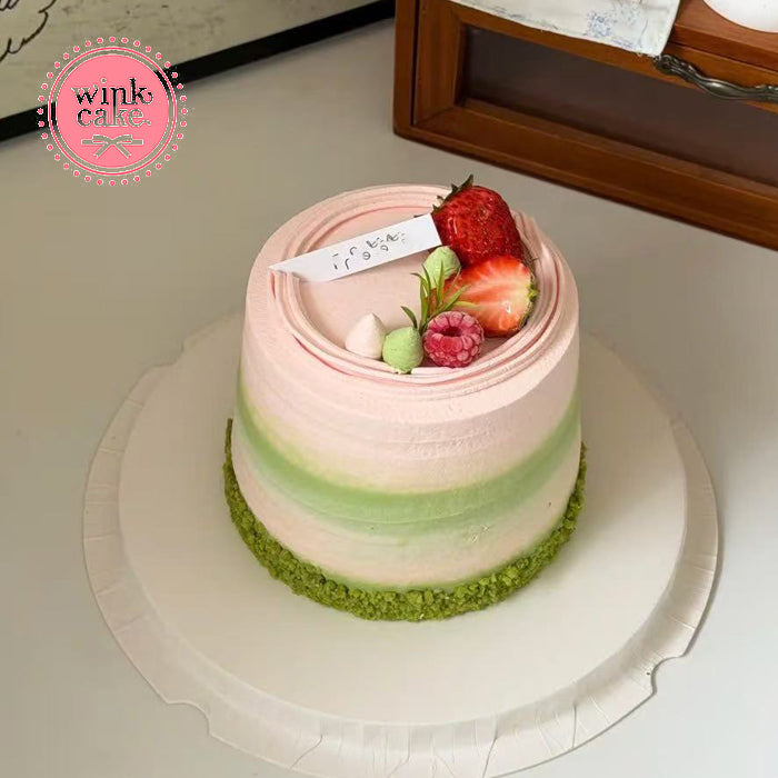 粉色和淡绿色的新鲜草莓蛋糕