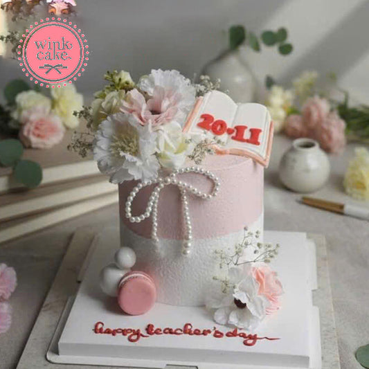 Một chiếc bánh Ngày Nhà giáo màu hồng xinh xắn là món quà hoàn hảo dành tặng giáo viên.