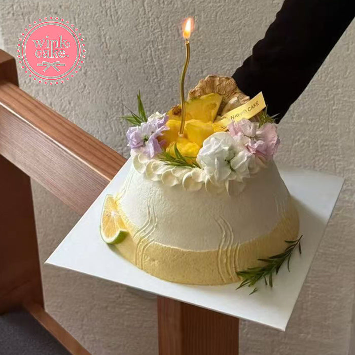 创意热带主题蛋糕，融合了新鲜水果和鲜花。