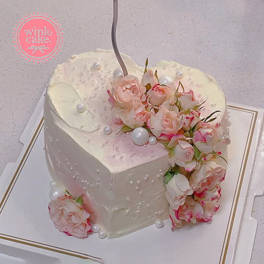 Bánh sinh nhật hình trái tim trang trí hoa hồng lãng mạn, một chiếc bánh sáng tạo được các bé gái yêu thích