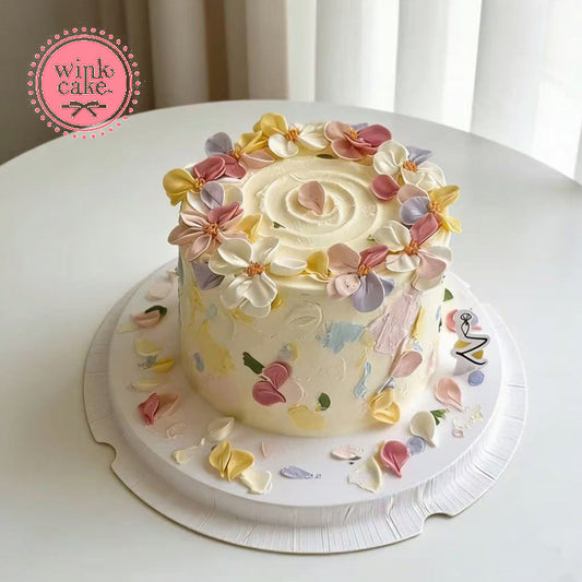 色彩艳丽的奶油花朵蛋糕——生日和周年纪念日的完美礼物。