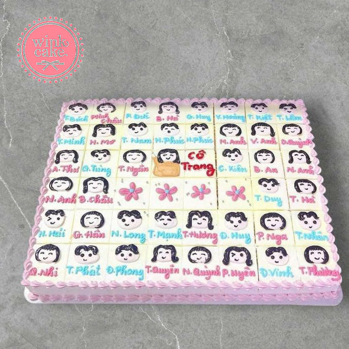Một chiếc bánh Ngày Nhà giáo màu hồng với nhiều hình ảnh của trẻ em