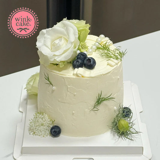 生日蛋糕，奶油蛋糕，鲜花，简约优雅的风格。