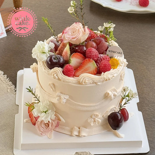 用粉色花朵装饰的蓝莓生日蛋糕