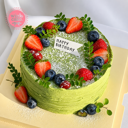 抹茶绿色生日蛋糕，粉色无花果，蓝莓，新鲜水果眨眼蛋糕