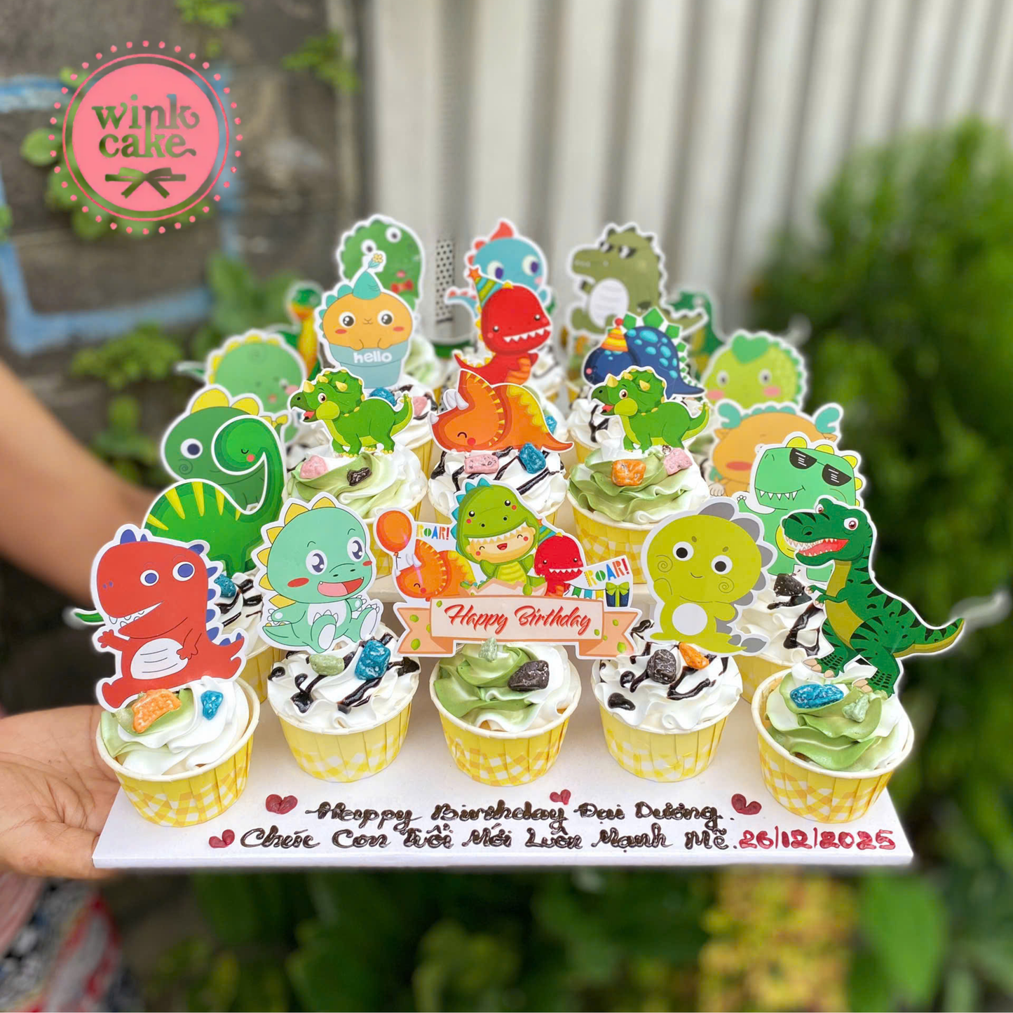 适合儿童的纸杯蛋糕装饰套装，配有可爱的恐龙贴纸。