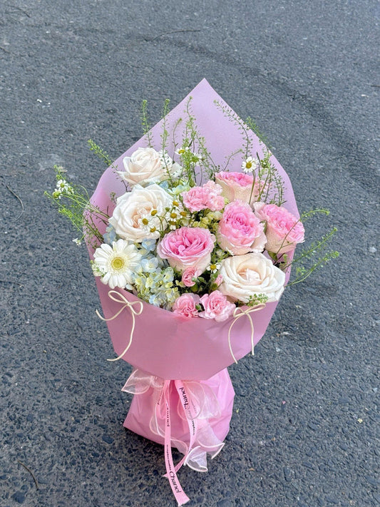 粉白玫瑰混合洋甘菊花束